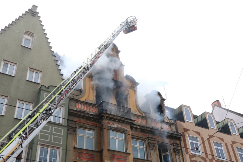 Leica-THW_Augsburg_Dachgeschoss-Rauchentwicklung